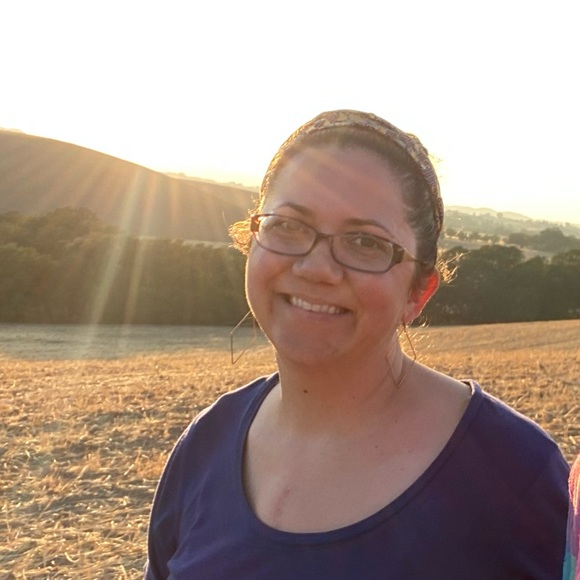 Meet your Poshers, Linda & Dan - Picture 8 of 9